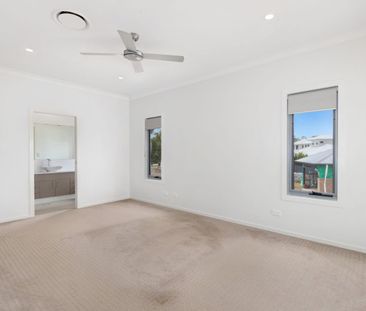 Spacious Home with Ducted Air-conditioning & Brand New Carpet! - Photo 3