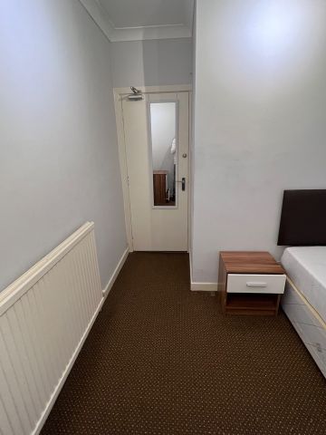 Room in a Shared House, Great Cheetham Street West, M7 - Photo 5