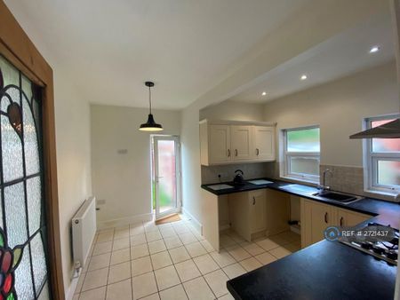 2 bedroom flat to rent - Photo 4