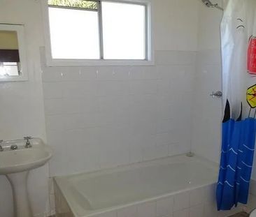 22 Main Rd, Wellington Point QLD 4160 - House For Rent | Domain - Photo 3