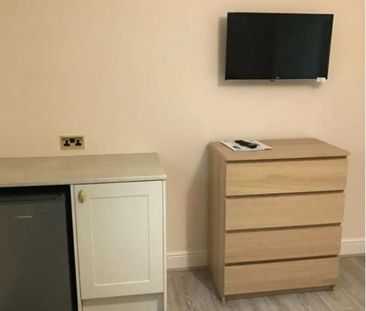 Large Ensuite Room - Wardown Crescent - Furnished - Bills Included,... - Photo 2