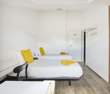Room in a shared 2-bedroom apartment for rent in Lisbon, couples al... - Photo 3