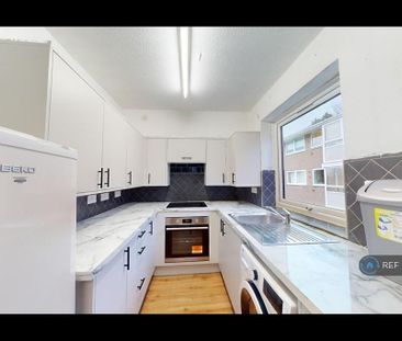3 bedroom flat to rent - Photo 4