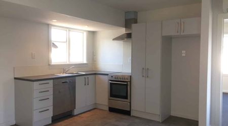 Sunny 4 Bedroom Home in Fantastic Location!! - Photo 5