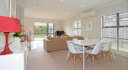 LARGE FOUR BEDROOM FAMILY HOME - Photo 4