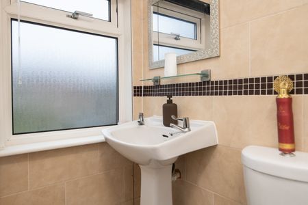 2 Bed Detached House, Hagley Road West, B68 - Photo 2