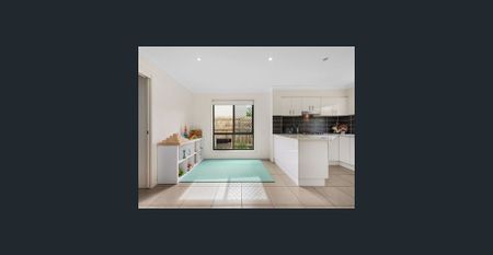 Modern 3-Bedroom Townhouse with Ducted Aircon, Dishwasher & Private Courtyard - Photo 3