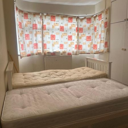 1 bedroom in a flat share to rent - Photo 3