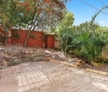 SPACIOUS PARKSIDE TOWNHOUSE - Photo 3