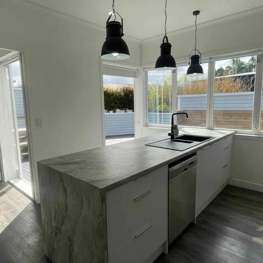 Spacious, Renovated & Full of Character - 6 Bed, 3 Bath in Mt Wellington - Photo 1