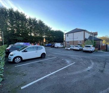 One Bedroom Apartment Royal Navy Court - Lu - Parking To Front - Sp... - Photo 6