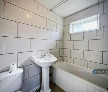 3 bedroom end of terrace house to rent - Photo 3