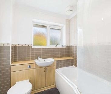 Inglewood Avenue, Camberley, Surrey, GU15 - Photo 4