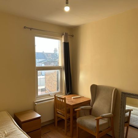 Room in a Shared Flat, Leslie Road, E11 - Photo 4