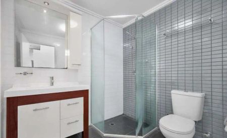 “Spacious apartment with balcony” - Photo 2