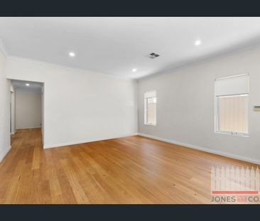 Refined family living with space, style and resort-inspired outdoor... - Photo 3