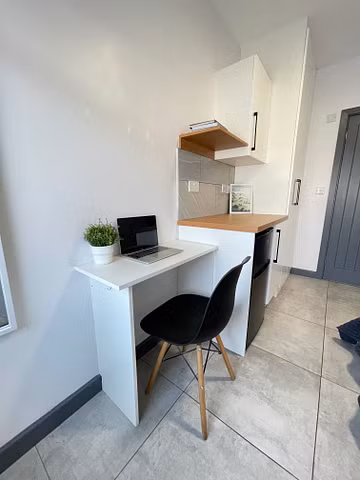 Bright Ensuite double room available close to Elizabeth Line and Heathrow Airport Room D - Photo 3