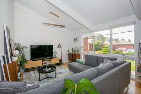 Beautifully and impeccably presented! - Photo 2