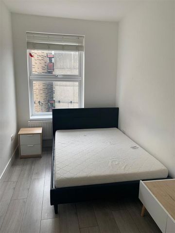 3 bedroom flat to rent - Photo 4