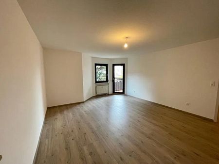 Hochwertig renovierte 3-Zi.-Wohnung mit Balkon und Luxusbad - Photo 2