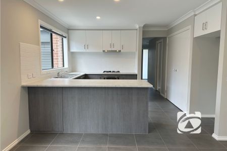 FAMILY HOME WITH MODERN FEATURES – IDEAL LOCATION - Photo 3