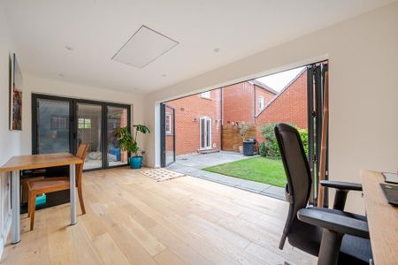 4 bedroom link detached house to rent - Photo 4