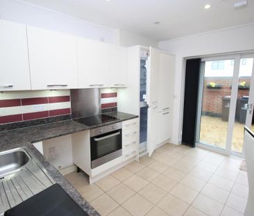 2 bedroom end of terrace house to rent - Photo 3