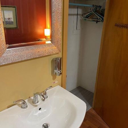 Chambre avec toilette et douche privée - Photo 3