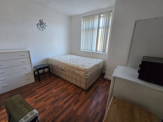 Studio Flat, Sheil Road, L6 - Photo 1