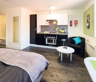 1 bedroom in a flat share to rent - Photo 4