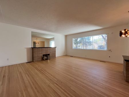 Spacious 4 Bedroom Home In Desirable Highlands – Character, Comfort & Convenience! - Photo 4