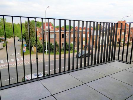 Appartement met 2 slaapkamers, terras en parkeerplaats - Photo 2