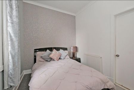 3 bedroom flat to rent - Photo 3