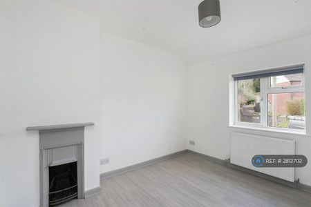4 bedroom semi-detached house to rent - Photo 3