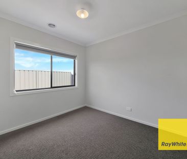 Breathtaking 4-Bedroom Family Residence! - Photo 6