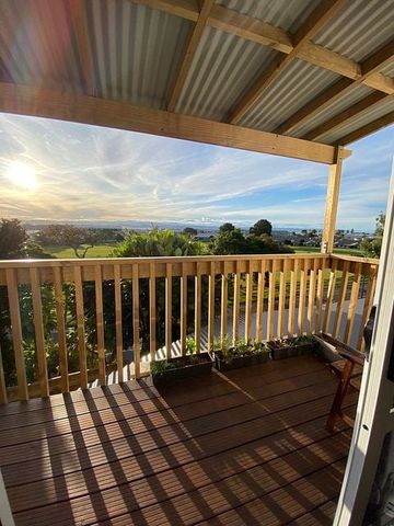 Large 4 Bedroom home + 1 Bedroom self contained - Photo 3