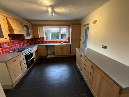 4 bedroom detached house to rent - Photo 4