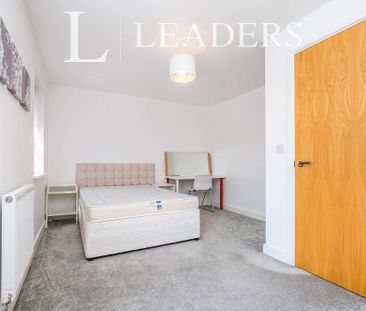 4 bedroom semi-detached house to rent - Photo 5