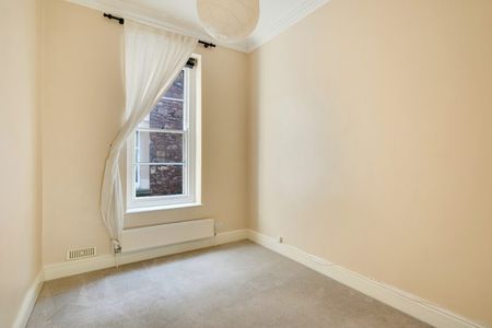 3 Bed Flat - Photo 3