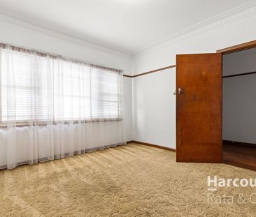 Comfortable Family Home in a Convenient Thomastown Location - Photo 1