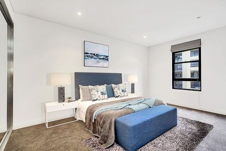 Spacious Two-Bedroom Waterfront Apartment with Harbour Views & Double Secure Parking - Photo 3