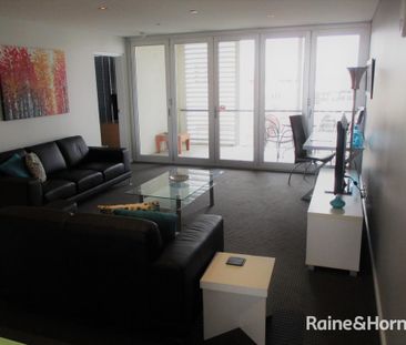 Partly furnished Executive apartment, walk to work - Photo 2