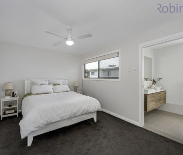 Spacious three bedroom air conditioned townhouse with single garage - Photo 1