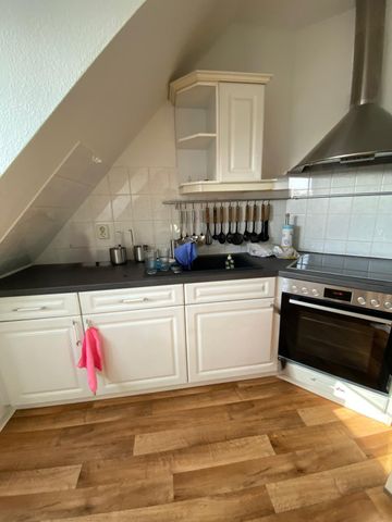 Dachgeschosswohnung auf Wunsch mit Einbauküche in Gößnitz! - Photo 3