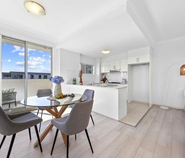 Immaculate Air-Conditioned Two-Bedroom Apartment with Two Bathrooms... - Photo 2