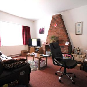 1 bedroom ground floor flat to rent - Photo 2