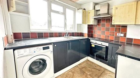 5 bedroom house to rent Brendon Avenue, Luton, Bedfordshire, LU2 - Photo 2