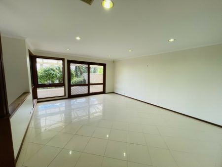 Spacious 3-Bedroom Home in a Leafy, Quiet Street - Photo 3