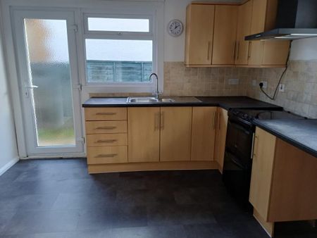 4 bedroom semi-detached house to rent - Photo 3