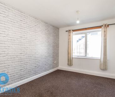3 bed Flat for Rent - Photo 2